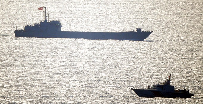 Donanmanın çıkarma gemisi 'Ç 155' Kardak önlerinden geçti