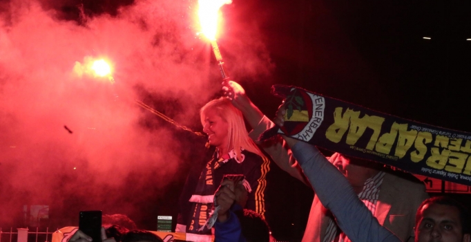 Fenerbahçe taraftarı Aziz Yıldırım'ın beraat kararından sonra bayram yaptı