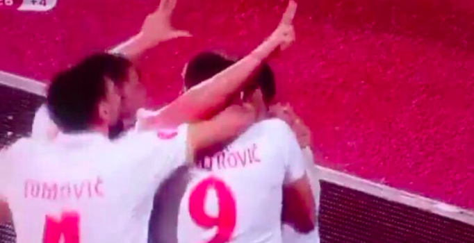 Beşiktaşlı futbolcu Tosic milli maçta çetnik selamı verdi