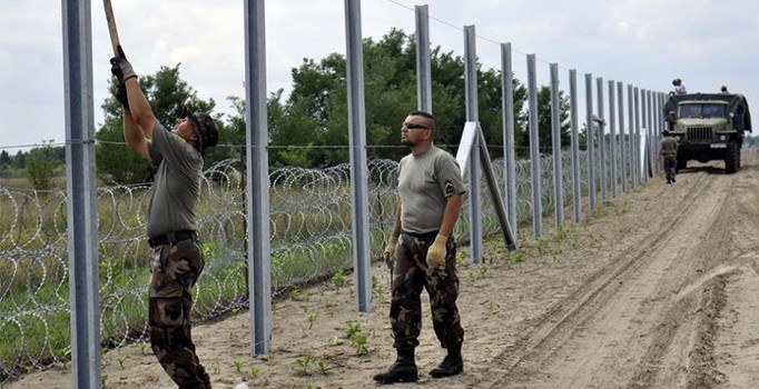Macaristan'ın sınırdaki tel örgüye elektrik verdiği iddiası