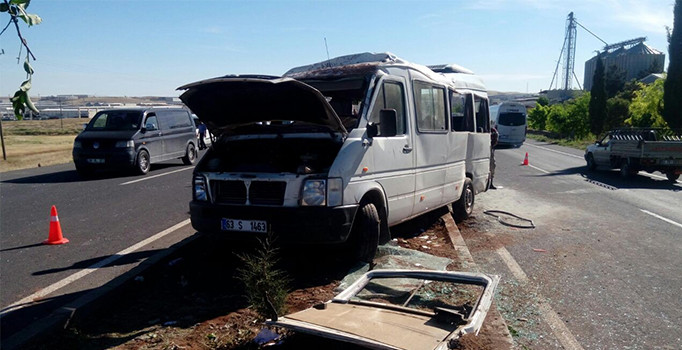 Şanlıurfa'da öğrenci servisi devrildi: 8 yaralı