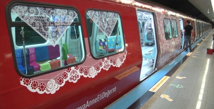 Metroya Anneler Günü'ne özel süsleme