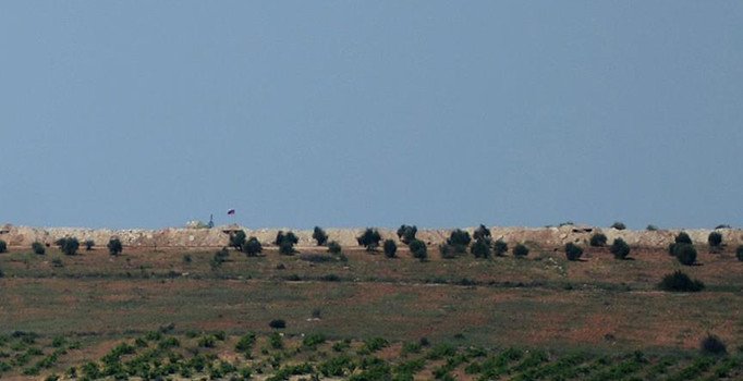 PYD'nin sınıra çektiği Suriye ve Rus bayrakları silahlı kişilerce korunuyor