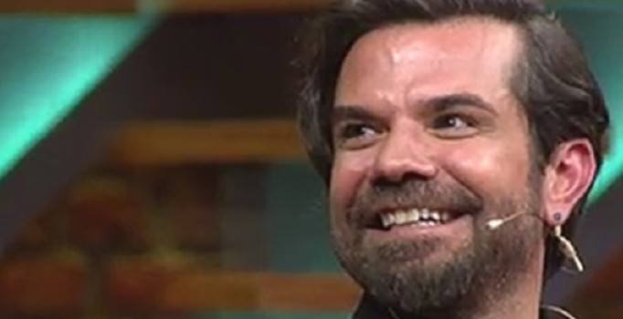 Kenan Doğulu'nun ağzına program esnasında sinek kaçtı