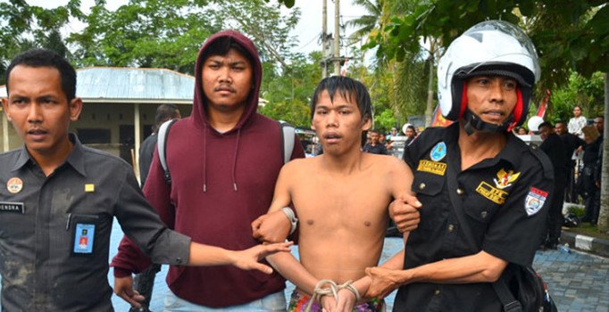 Endonezya'da cezaevinden firar eden mahkumlardan 317'si yakalandı