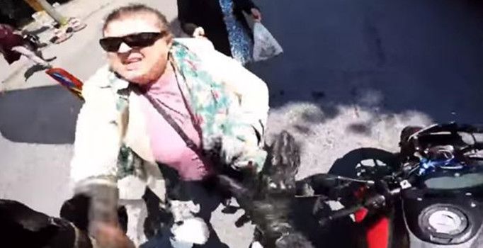 Kadına çarpıp görüntüyü paylaşan genç sosyal medyada linç edildi