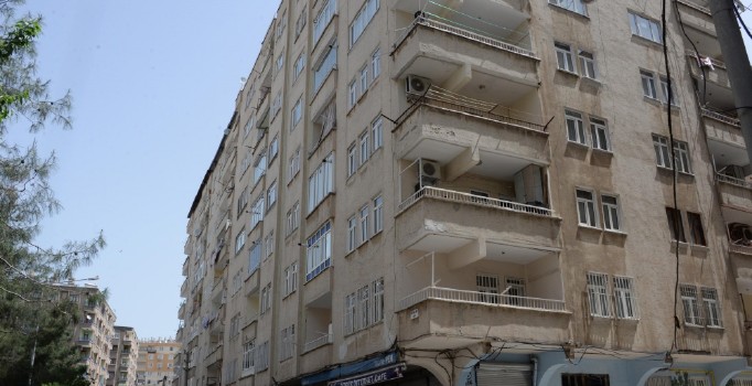 Diyarbakır'da kolonu patlayan 10 katlı bina boşaltıldı