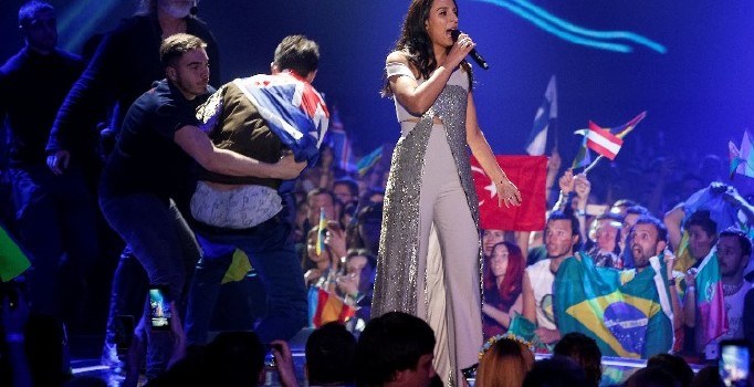 Eurovizyon'da skandal: Jamala'nın karşısında külodunu indirdi