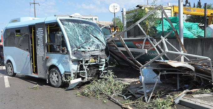 Kocaeli'de yolcu minibüsü bilborda çarptı: 7 yaralı
