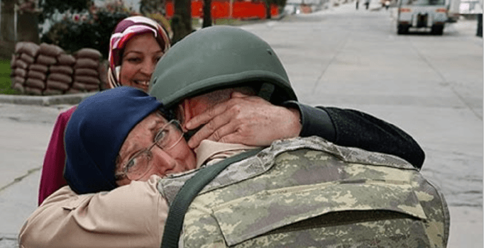 Mehmetçiğe Anneler Günü sürprizi