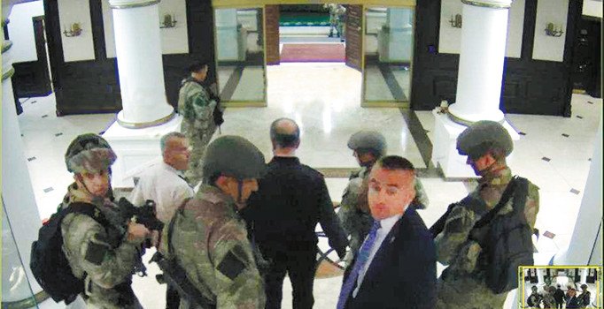 Komutanları Akıncı’ya götüren pilotlar üç maymunu oynadı