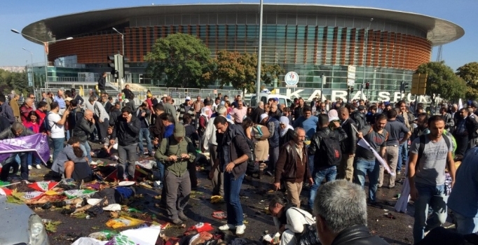 Ankara'daki miting alanında yeni bomba ihtimali nedeniyle anons yapılıyor