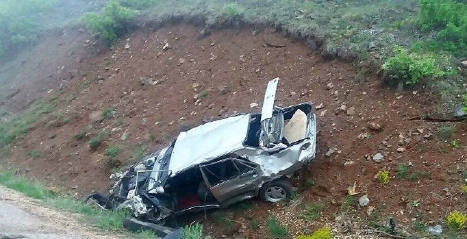 Sivas'ta feci kaza! Otomobil şarampole yuvarlandı