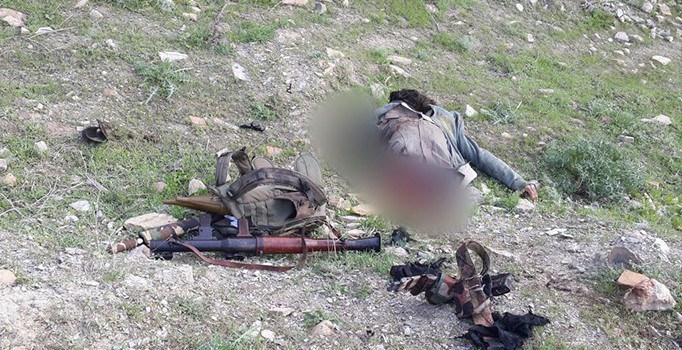 Hakkari'de terörist, patlayıcı döşemek isterken öldü