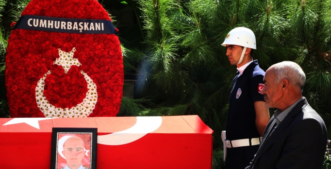 Diyarbakır Sur'da şehit olan polis memuru Cem Tayfun son yolculuğuna uğurlandı