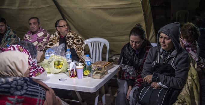 Ankara'daki saldırıda ölenlerin yakınları geceyi adli tıp kurumunun önünde geçirdi