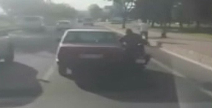 Kayseri'de trafikte tehlikeli sohbet pes dedirtti | Video