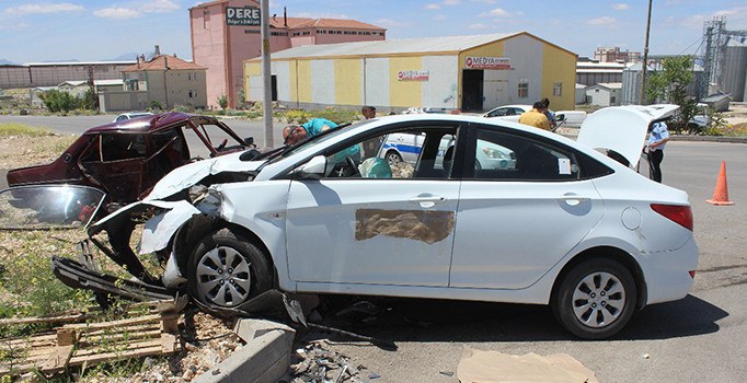 Karaman’da 2 otomobil çarpıştı: 3 yaralı