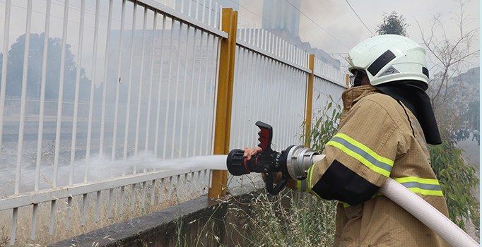 İzmir'de korkutan yangın: İZBAN hattına sıçradı