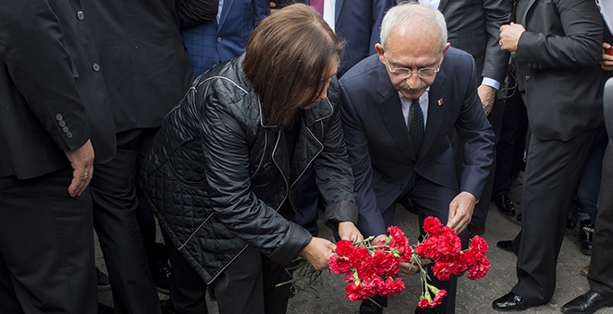 Kılıçdaroğlu ve eşi Ankara saldırısının olduğu yere karanfil bıraktı