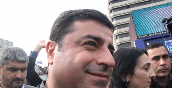 HDP'lilerin terör kurbanlarını ama törenindeki görüntüleri tartışılıyor