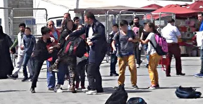 Taksim Meydanı’nda ilkokul öğrencileri kavga etti | Video