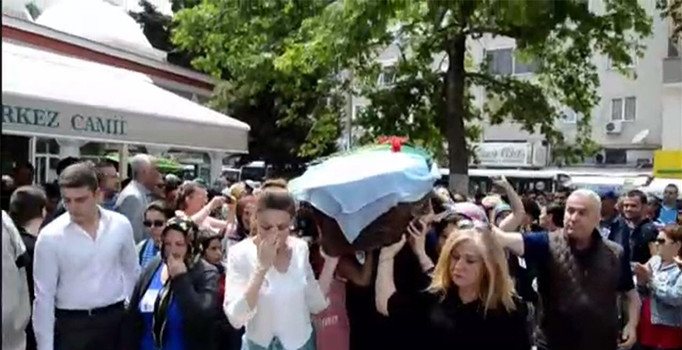 Başına çekiçle vurularak öldürülen kadının cenazesini kadınlar omuzladı | İzmir haberleri