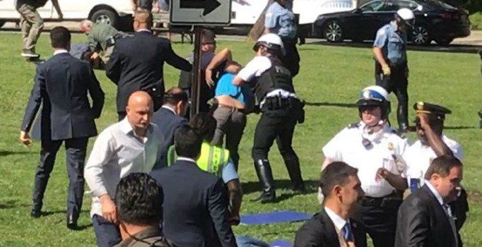 ABD'de Türk Büyükelçiliği önünde arbede çıktı, polis önlem almadı