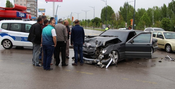 Sivas'ta iki otomobil çarpıştı: 4 yaralı