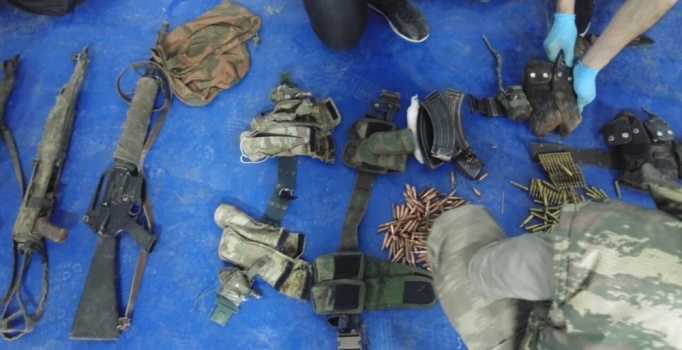 Etkisiz hale getirilen teröristlerin üzerinden cephanelik çıktı