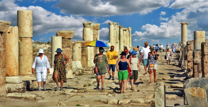 Turizmde kayıp 10 milyar doları aştı