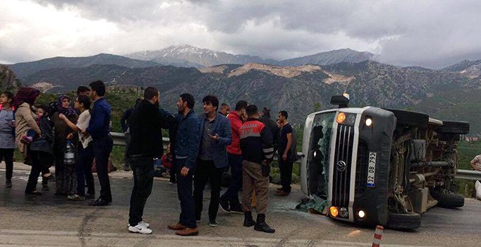 Isparta'da kamyon ile minibüs çarpıştı: 1 ölü, 22 yaralı