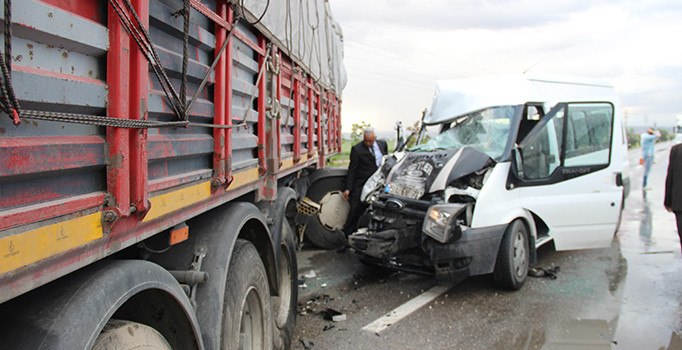Kontrolden çıkan tır karşı şeride geçerek minibüse çarptı: 11 yaralı