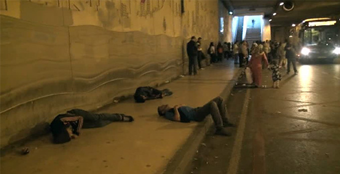 Taksim’de uyuşturucu madde kullanıp kendinden geçen gençlere kimse aldırış etmedi