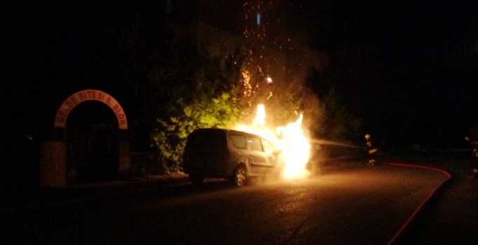 Konya'da park halindeki 2 araç kundaklandı | Konya haberleri