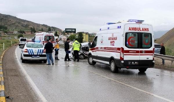 Kastamonu'da otomobil kamyonla çarpıştı: 3 ölü