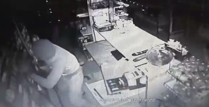 Alarma aldırış etmeden kasayı boşalttılar | Antalya haberleri