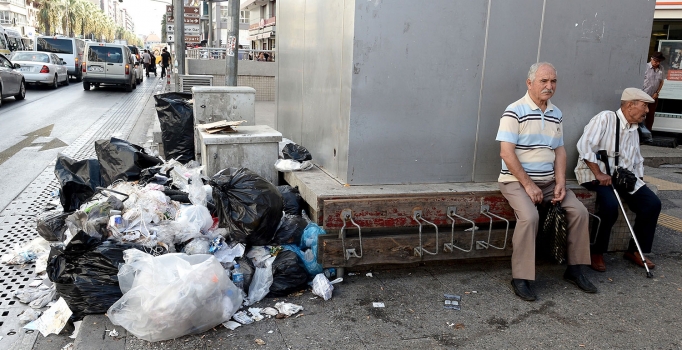 Sendikaların grevi İzmir'i çöp içinde bıraktı