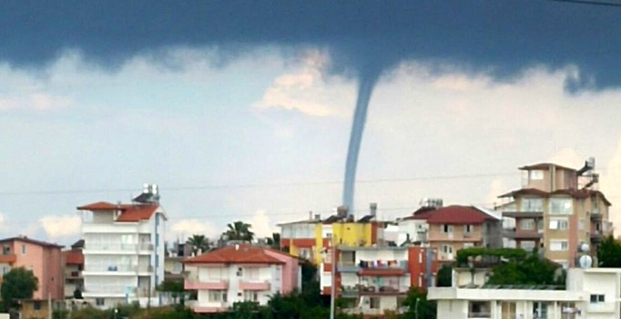 Antalya'da denizde oluşan 4 hortum korkuttu
