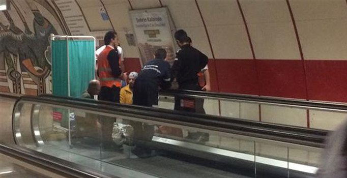 Taksim'de yaşlı kadının ayağı yürüyen banda sıkıştı