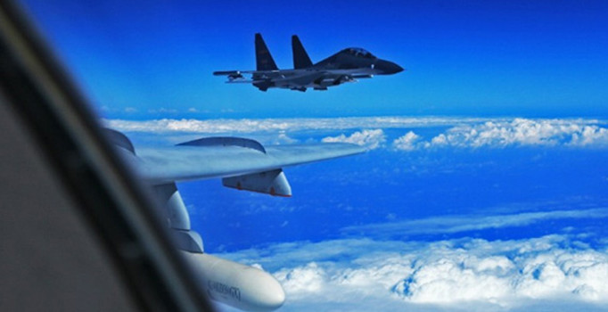 Çin, ABD uçağının önünü kesti