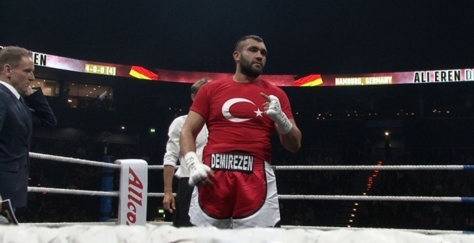 Türk boksörler Hamburg'da fırtına gibi esti