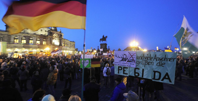 Almanya'da İslam düşmanları yine ayaklandı