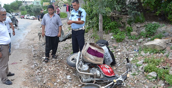 Motosiklet çöp konteynerına çarptı: 1 yaralı