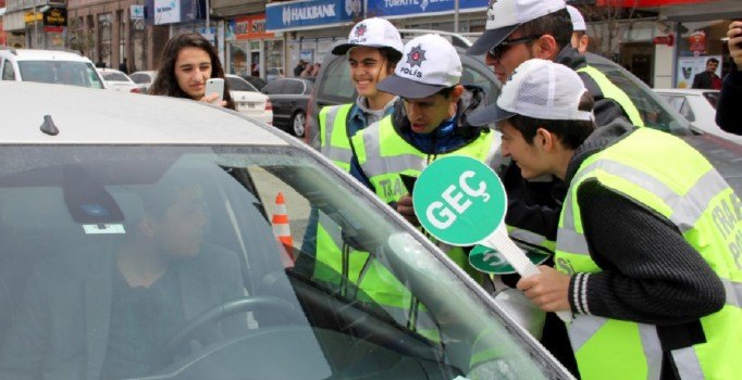 Erzurum'da engelli çocuklar trafik polisi oldu