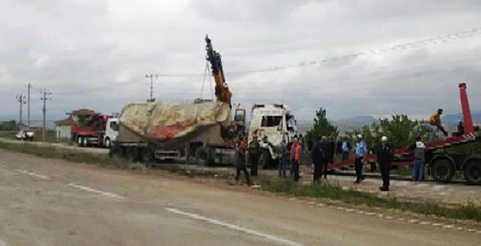Kırşehir'de TIR devrildi, trafik felç oldu