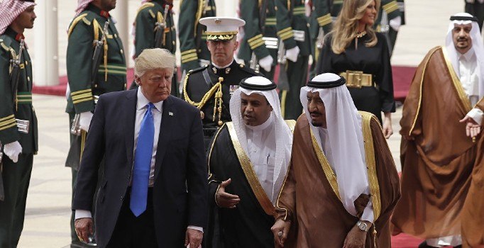 Kral Selman'dan Donald Trump'a en üst düzey devlet nişanı