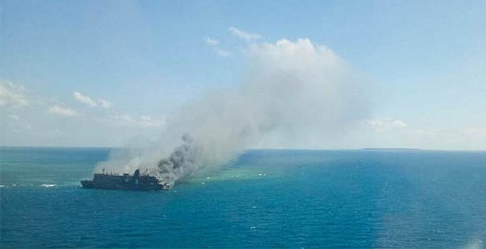 Java denizinde bir feribotta çıkan yangında 5 kişi öldü