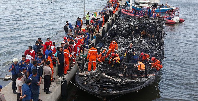 Endonezya'da feribot alev aldı: 5 ölü