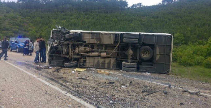 Bursa’da midibüs ile otomobil çarpıştı: Ölü ve yaralılar var | Son dakika haberleri